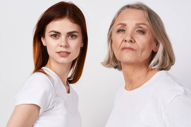 Enkelin und Großmutter stehen neben Familienliebe Studio - Foto, Bild