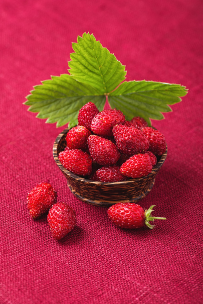 Ripe strawberries in a bowl - Fotó, kép