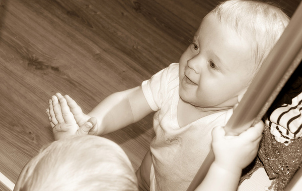 Little Baby Boy w odbicie lustrzane czarno-białe - Zdjęcie, obraz