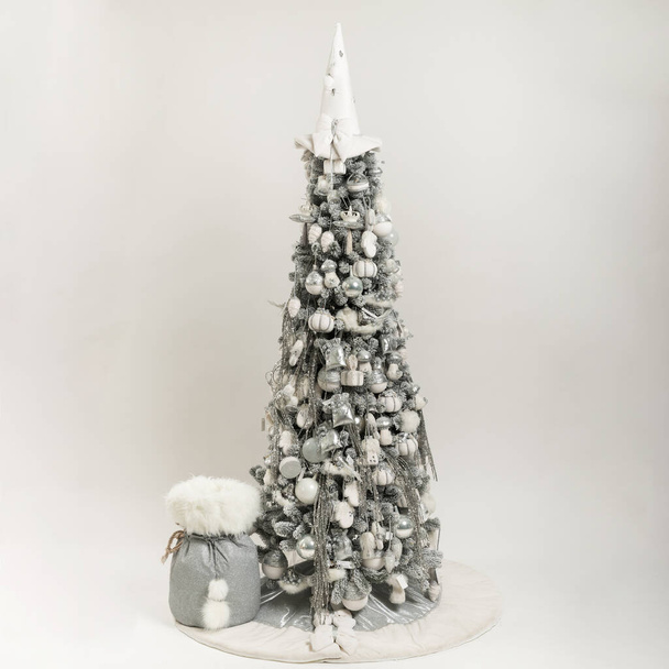 Izolované šedobílé dlouhé vánoční strom na bílém pozadí  - Fotografie, Obrázek