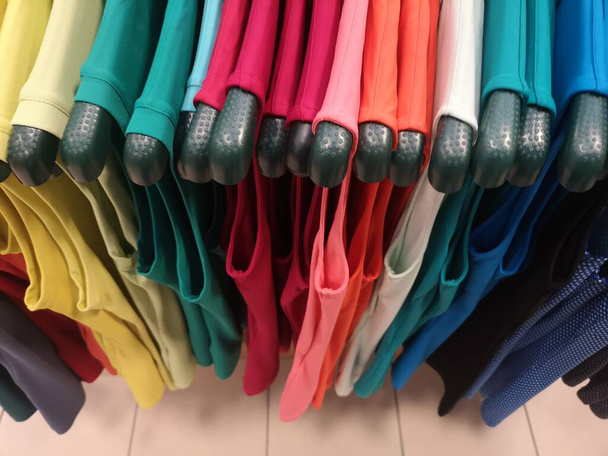 Bekleidungsgeschäft mit farbigen Trikots Bekleidungsgeschäft mit farbigen Trikots- - Foto, Bild