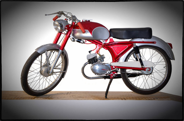 Altes Motorrad restauriert und ausgestellt. - Foto, Bild