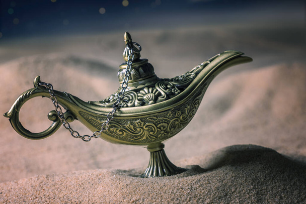 Magische Aladdin olielamp in de woestijn 's nachts. - Foto, afbeelding