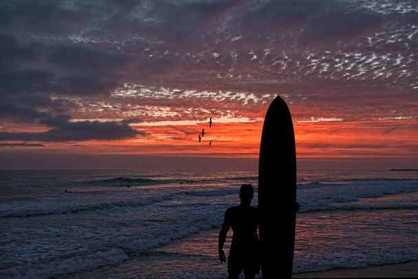 Silhouette de surfeur près de l'océan
 - Photo, image