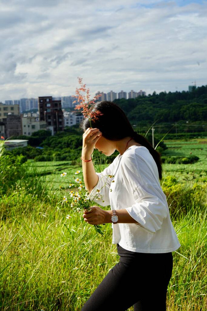 Молода жінка з мобільним телефоном на відкритому повітрі
 - Фото, зображення