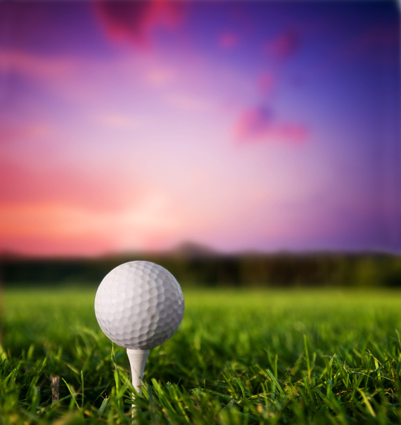 Golfball beim Abschlag bei Sonnenuntergang - Foto, Bild