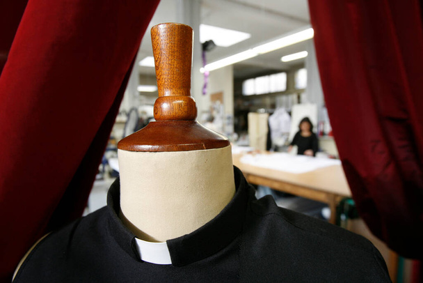 Католическая мастерская Ткань для священника. Франция.  - Фото, изображение
