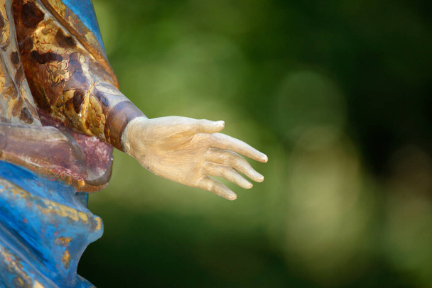 Деталь 17-ї дерев'яної статуї Діви Марії. Франція.  - Фото, зображення