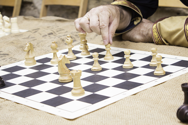 ember játszik sakk - Fotó, kép