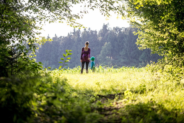 matka a dítě, v bujné zelené krajině - Fotografie, Obrázek