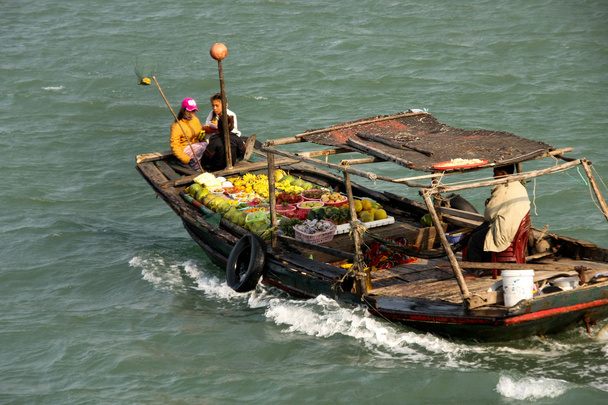 Traders in traditional boat - Foto, Bild