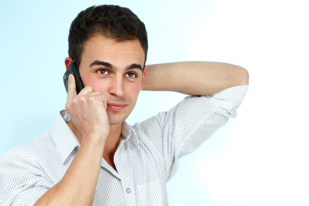 Человек наслаждается разговором с сотовым телефоном
 - Фото, изображение