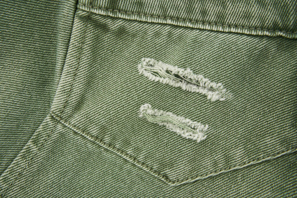 Zelená džínová košile izolované na bílém pozadí. Detailní záběr džínové bundy. Denim džíny pozadí kapsa se švem. Nenáročné městské klasické módní krejčovství oděvní koncepce. - Fotografie, Obrázek
