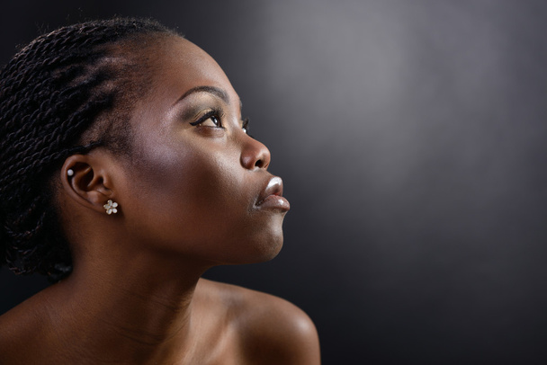 Kaunis afrikkalainen nainen - Valokuva, kuva