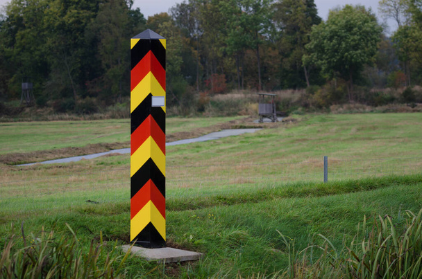 STAAT BORDER POLE - De Duitse grens is gemarkeerd met palen in nationale kleuren  - Foto, afbeelding