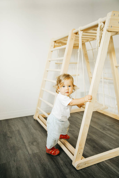 Bébé fille jouer avec la structure en bois de développement à la maison ou maternelle ou garderie - Photo, image