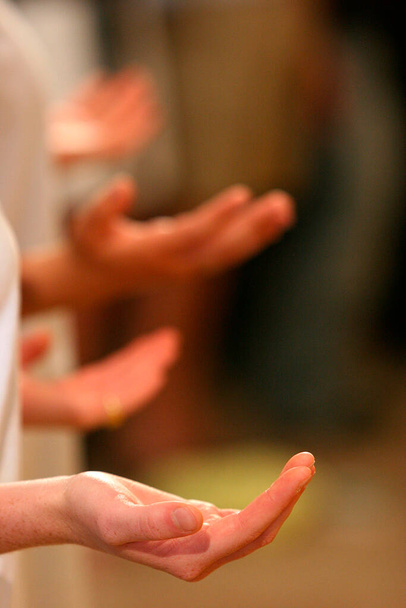 Mis in Paray le Monial heiligdom. Handen op elkaar. Frankrijk.  - Foto, afbeelding