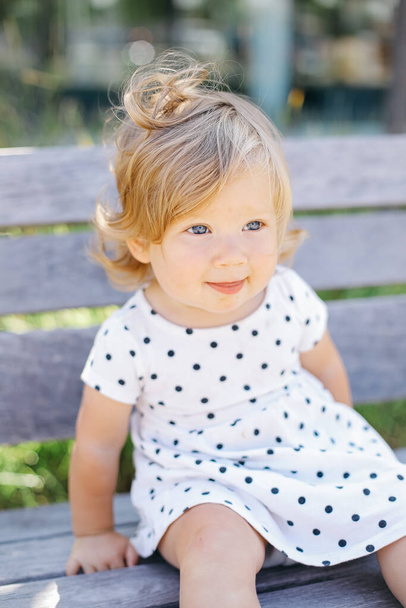 cute american baby girl looking and smiling. Vertical shot. - Foto, afbeelding