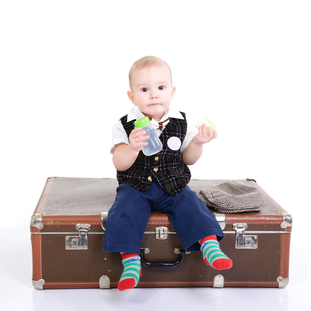chłopiec na rocznika walizki - Zdjęcie, obraz