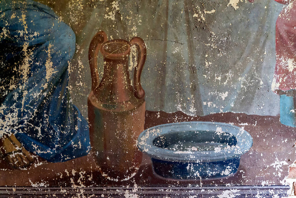 schilderij van de muren van een verlaten orthodoxe kerk, de kerk van het dorp Nikolo-Torzhok, provincie Kostroma, Rusland. Het bouwjaar is 1808. Momenteel is de tempel verlaten. - Foto, afbeelding