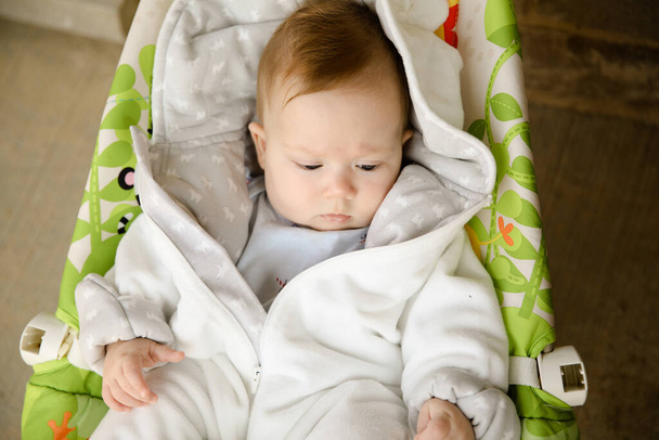 Κοντινό πορτρέτο του όμορφου μωρού στο καροτσάκι. - Φωτογραφία, εικόνα
