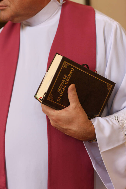 Katolikus mise. Egy pap egy Bibliával. Mali!.  - Fotó, kép