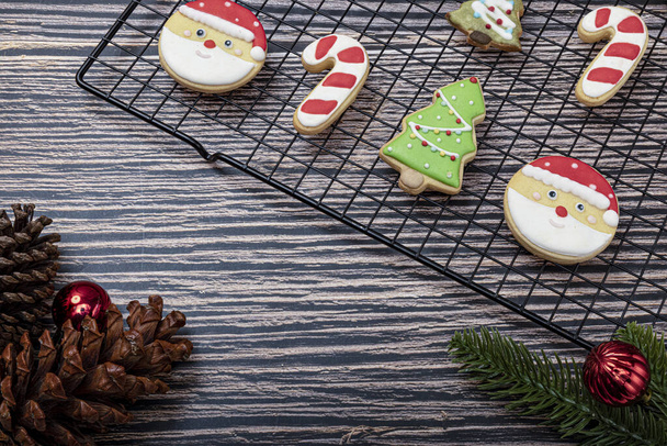 クリスマスの装飾が施されたベーキングラック上のシュガーコーティングビスケットとクリスマスのテーマクッキー. - 写真・画像