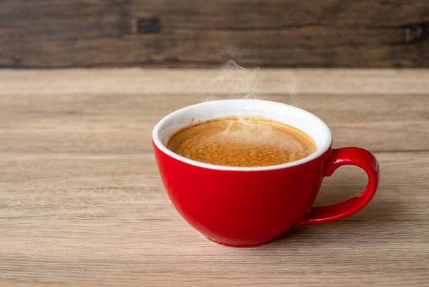 Horká káva espresso na stole, Červený šálek kávy v kavárně nebo doma.Horní pohled s prázdnou kopií prostoru pro váš text. - Fotografie, Obrázek