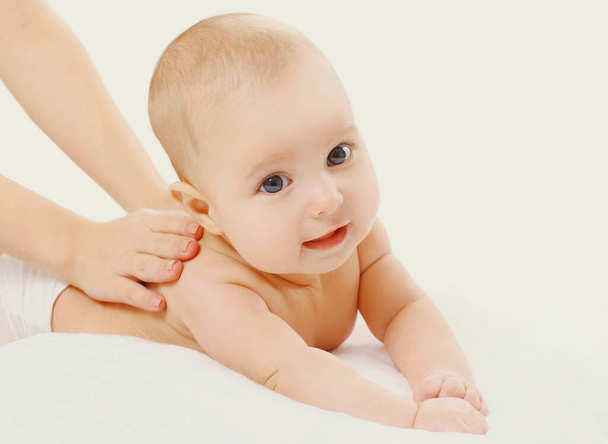 Retrato bonito bebê massagem de volta, criança e saúde conceito - Foto, Imagem