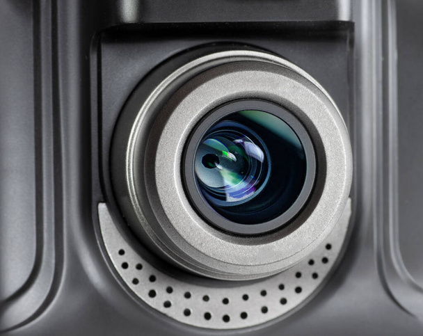 Kunststof camera lens close-up met veelkleurige reflectie in het glas - Foto, afbeelding