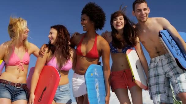 teenagery baví na pláži - Záběry, video