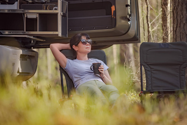 Trip in the nature by car family vacation on the weekend. Woman traveller enjoy coffee time. - Foto, Bild