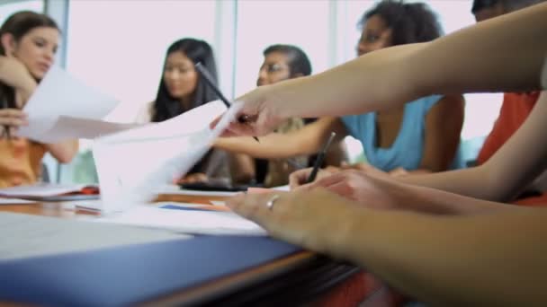 studenten rond tafel met vrouwelijke docent - Video