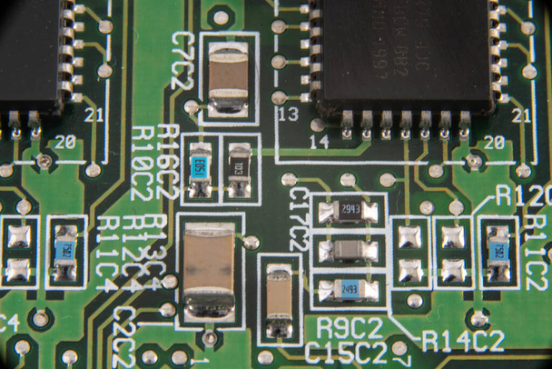 octubre 2021. Primer plano de los diferentes circuitos en una placa madre de ordenador. - Foto, imagen