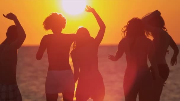 Nastolatki korzystających zabawy razem na plaży - Materiał filmowy, wideo