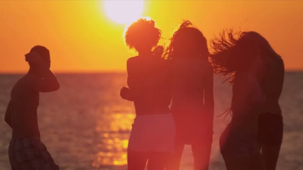 Підлітки насолоджуються розвагою разом на пляжі
 - Кадри, відео