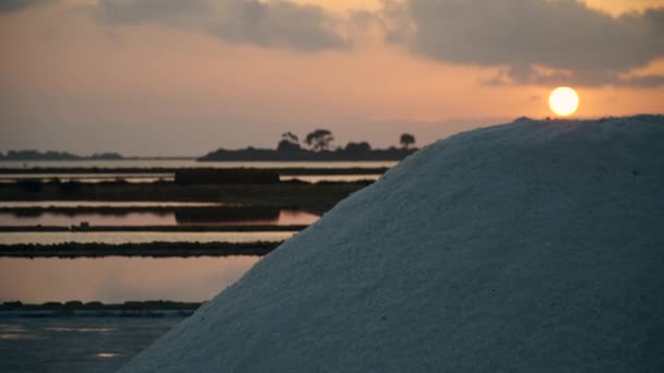 il tramonto su una padella di sale siciliana - Filmati, video