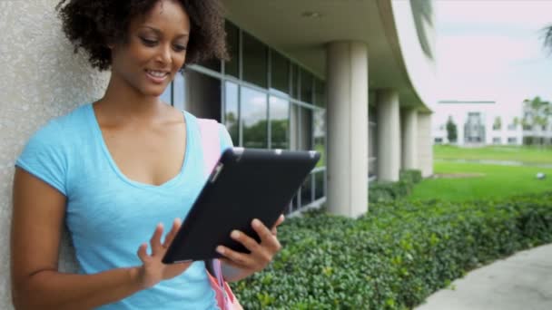 Studentin hält drahtloses Tablet in der Hand - Filmmaterial, Video
