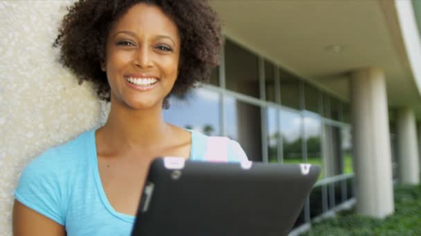 vrouwelijke student bedrijf draadloos Tablet PC - Video