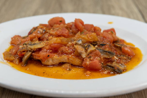 Csirke cacciatore liszt tésztával tálalva autentikus olasz mártással egy finom ételhez. - Fotó, kép