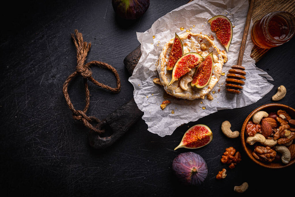 Brie cheese with fresh figs - Foto, Bild