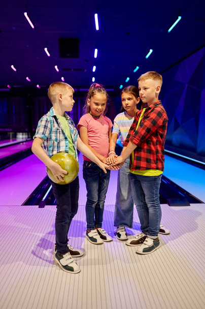 A gyerekek a bowlingpályán pózolnak. - Fotó, kép