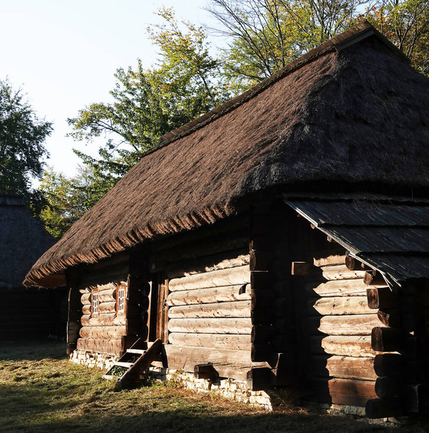 Kijów, Ukraina 30 września 2021: Starożytne ukraińskie chaty w Narodowym Muzeum Architektury Ludowej i Życia Ukrainy "Pirogovo" w Kijowie - Zdjęcie, obraz