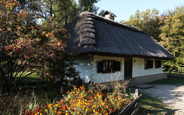 Kiew, Ukraine 30. September 2021: Alte ukrainische Hütten im Nationalen Museum für Volksarchitektur und Leben der Ukraine "Pirogovo" in Kiew - Foto, Bild