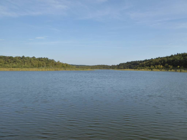 De Granzower Moeschen, een meer in Mecklenburg-Vorpommern, Duitsland, biedt een puur natuurlijke idylle. - Foto, afbeelding