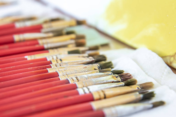 Um conjunto de escovas vermelhas para pintura, close-up. - Foto, Imagem