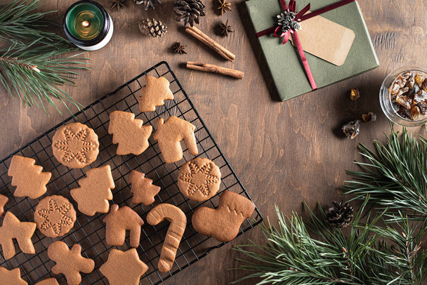 gingerbread of different shapes with cinnamon, anise and caramel sugar. christmas composition - Foto, imagen