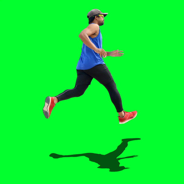 Erkek koşucu yeşil arkaplanda izole edildi, boşluğu kopyala - Fotoğraf, Görsel