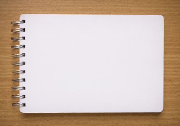 Cuaderno en espiral blanco en blanco sobre fondo de madera
 - Foto, Imagen