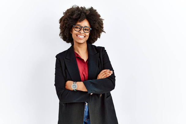 Africano americano mulher com cabelo afro vestindo jaqueta de negócios e óculos rosto feliz sorrindo com braços cruzados olhando para a câmera. pessoa positiva.  - Foto, Imagem